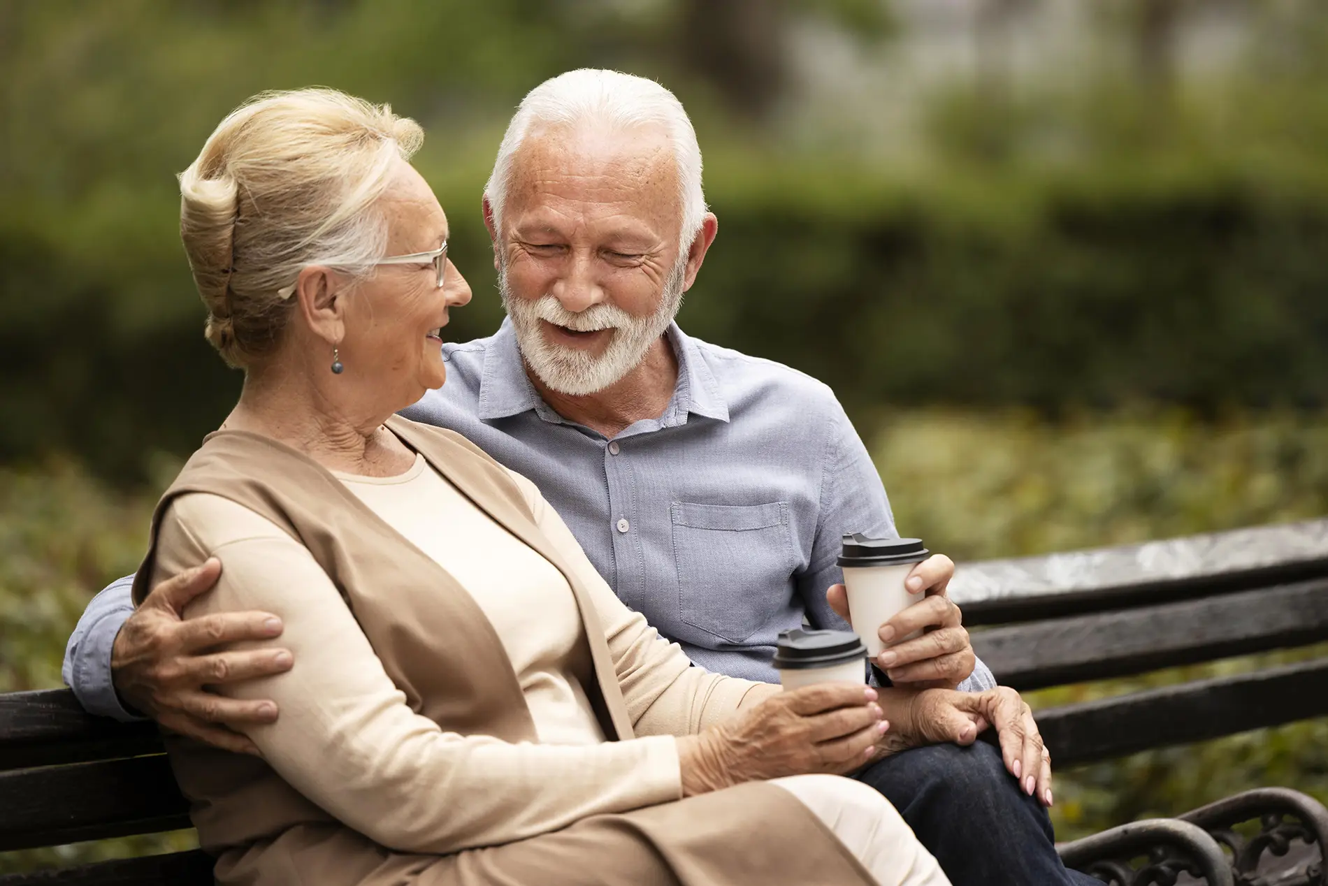 Senior couple in park on bench - Image provided by Freepik
